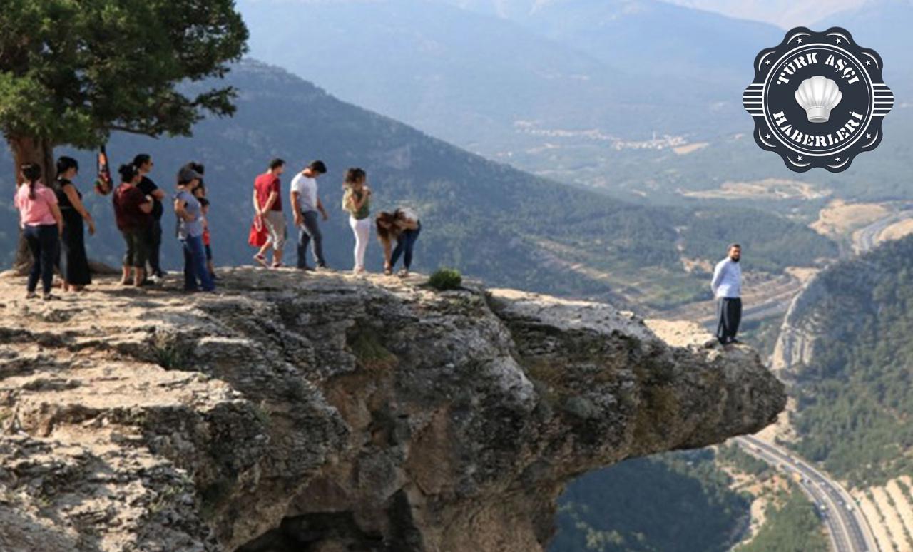 Tarsus'ta O Poz İçin Fotoğraf Kuyruğu