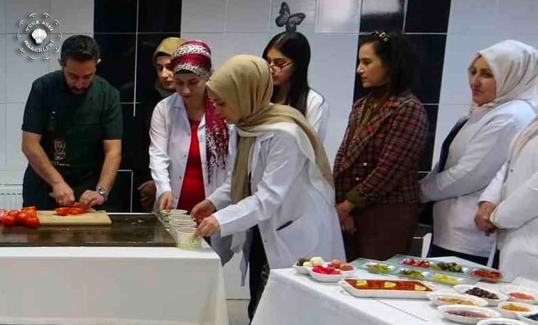 Uzman Aşçılardan Van'lı Kadınlara Aşçılık Eğitimi