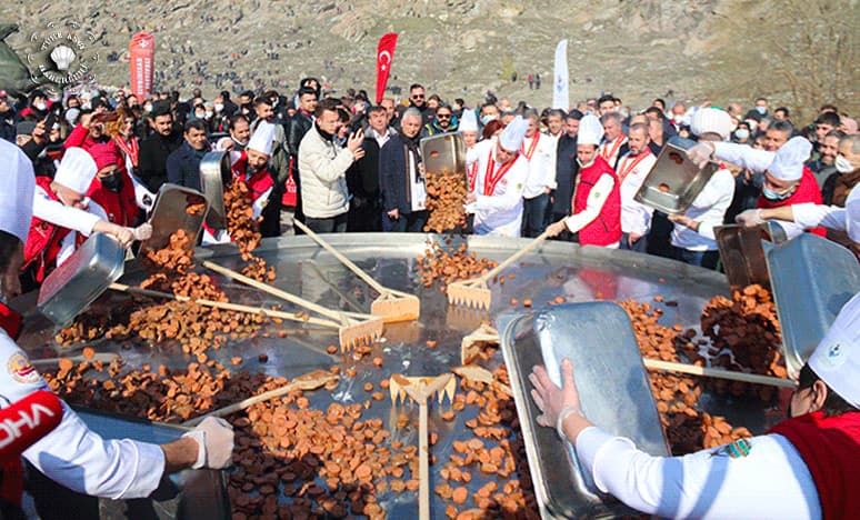 Dünyanın En Büyük Sucuklu Yumurtası Sivrihisar'da Yapıldı<