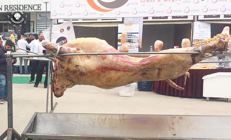 Gastro Afyon’da 200 Kiloluk Dana’yı Közde Çevirdiler