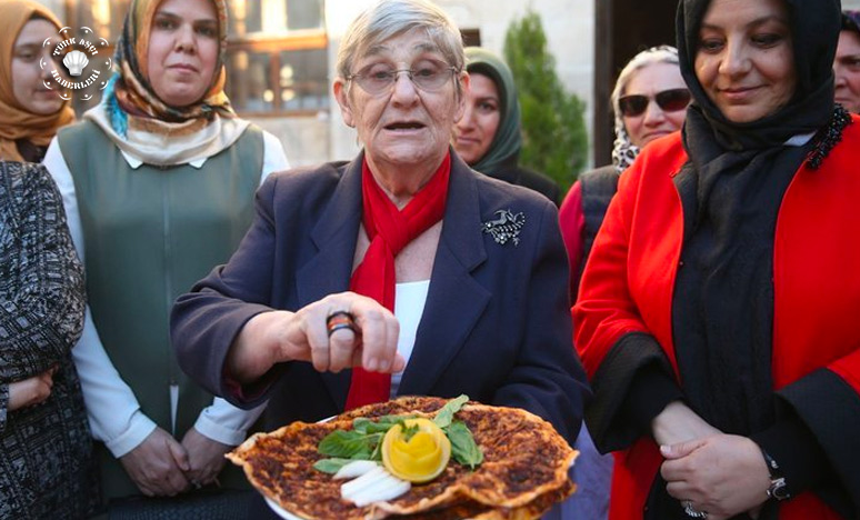 Canan Karatay’dan Lahmacun’a Övgü