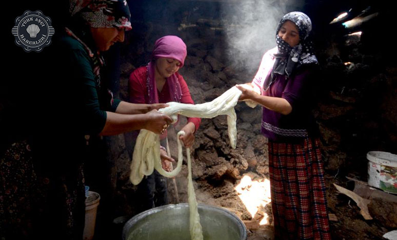 Köylü Kadınlar 'Çeçil Peyniri' Üretimine Başladı<