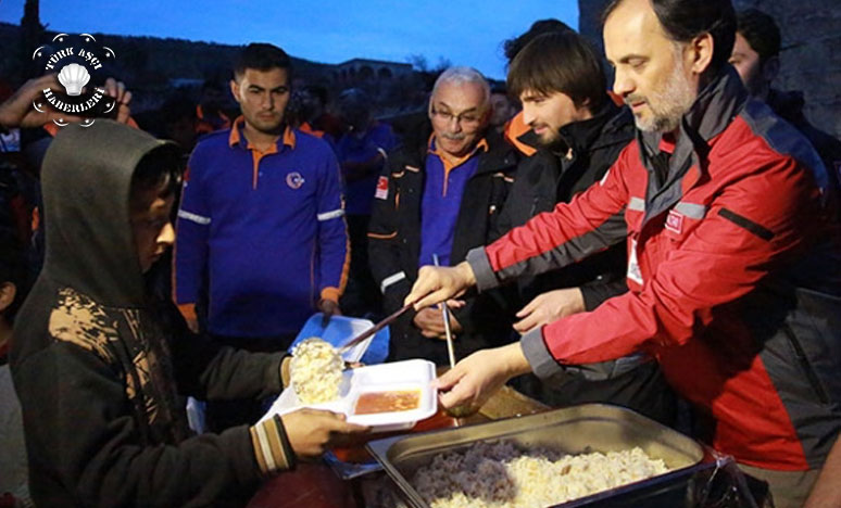 Afad Ve Türk Kızılayı Sıcak Yemek Ve Kuru Gıda Dağıttı