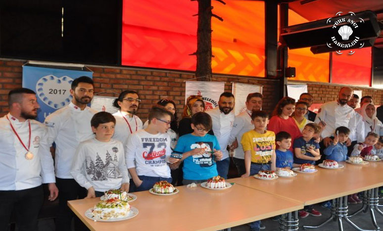 Uşak'ın Ödüllü Aşçıları Diyabetli Çocuklar İçin Doğal Pasta Yaptı