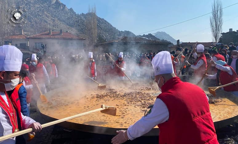 Dünyanın En Büyük Sucuklu Yumurtası Yapıldı...