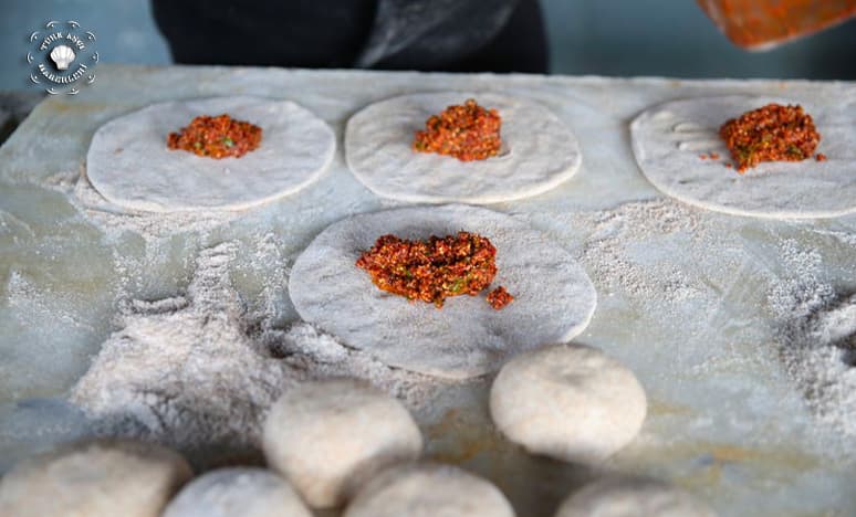 Hatay Mutfağının Vazgeçilmezlerinden Biri Tandırda "Biberli Ekmek"