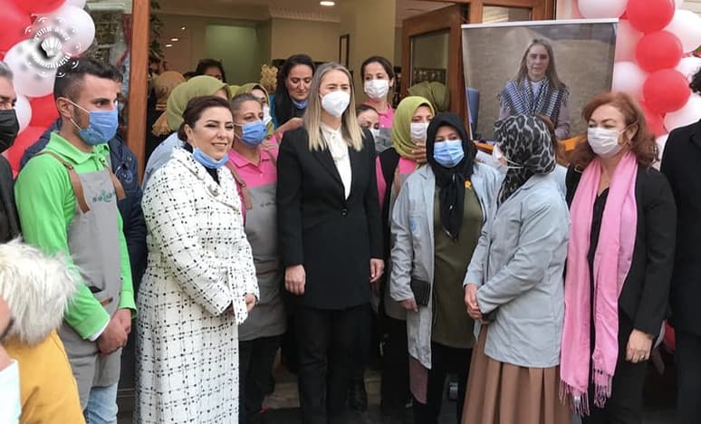 Yaklaşık yirmi yıl önce döndüğüm memleketim Mardin’de sosyo-ekonomik olarak dezavantajlı kadınlara, gençlere ve Suriyeli mültecilere sürdürülebilir istihdam yaratarak hayatlarını değiştirmek için başladığım sosyal sorumluluk projeleri, kendilerini yoktan var ettiler, her geçen geçen gün büyüdüler.  Fakat bu kez hep beraber bambaşka bir iş yapmış olduk. Her gün daha fazla insanı dahil ederek, birlikte dayanışarak, öğrenerek ve öğreterek yürüttüğümüz kocaman bir işi başarmanın mutluluğunu yaşıyoruz.   İşin gerçek sahibinin çalışanlarının olduğu, hayatlarını idame ettirebilecekleri sürekli bir işlerinin olduğu Topraktan Tabağa Kalkınma Kooperatifi herkesin iş yeri değil, evi oldu. Birincil amacımız olan küçük yerel tarım üreticisinden uzak şehirlerdeki tüketiciye varan, sürekli işleyen bir ekosistem yarattık.  Bu projenin başından beri sizlere anlatmak için sabırsızlandığım o kadar çok hikaye biriktirdik ki….   5 yıl önce bir toplantı sonrası yemek yerken konuşmuştuk kooperatif kurmak projesini sevgili milletvekilimiz @ceydabolunmezcankiri ile. “Öyle bir sitem kurmalıyız ki kadınlar iş aramak için başka bir yere gitmek zorunda kalmasın” demişti.   Bu amaç için çok çalıştık. Mardin’in hemen her kesiminden kadını bir araya getirerek birlikte birçok projeye imza attık. Kadınların bildikleri en iyi işi onlar için bir ekonomiye dönüştürebilmek için el ele durmaksızın çabaladık.   Bugün ise Ceyda Hanım’ın desteğiyle gerçekleştirdiğimiz bütün projeleri tek bir çatı altında birleştirdik. Kendisi sadece İzmir Milletvekili olarak değil bir Mardinli olarak bütün projelerimize destek verdi, şimdi ise Mardin ve İzmir başta olmak üzere Türkiye’nin 10 ilinde yürütülen istihdam odaklı sosyal projelerimizin de hamiliğini üstlendi.   Dün 5 yıllık çalışmamızın ve emeğimizin karşılığı olan El Ele Elden Ele mağazamızı hep birlikte açtık. Projelerimizin önce Mardin’imize sonrasında ülkemize hayırlı olmasını diliyorum.